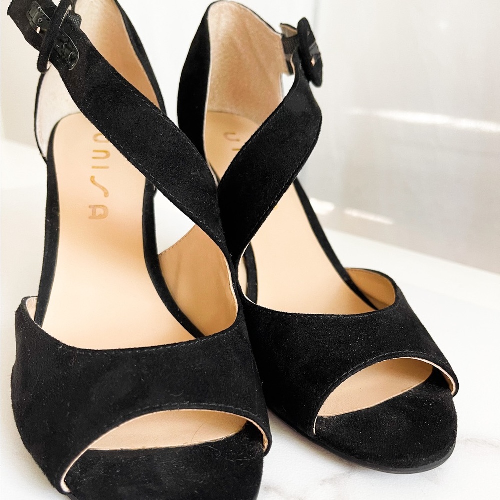 Classic pumps with stunning twisted ankle strap.